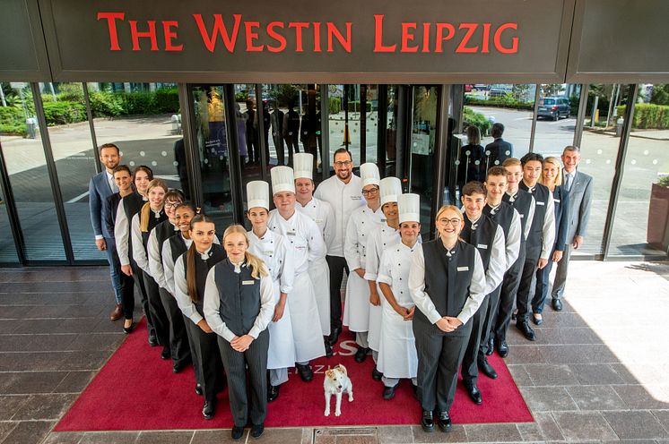 The Westin Leipzig - Auszubildende 2022 vor dem Hotel