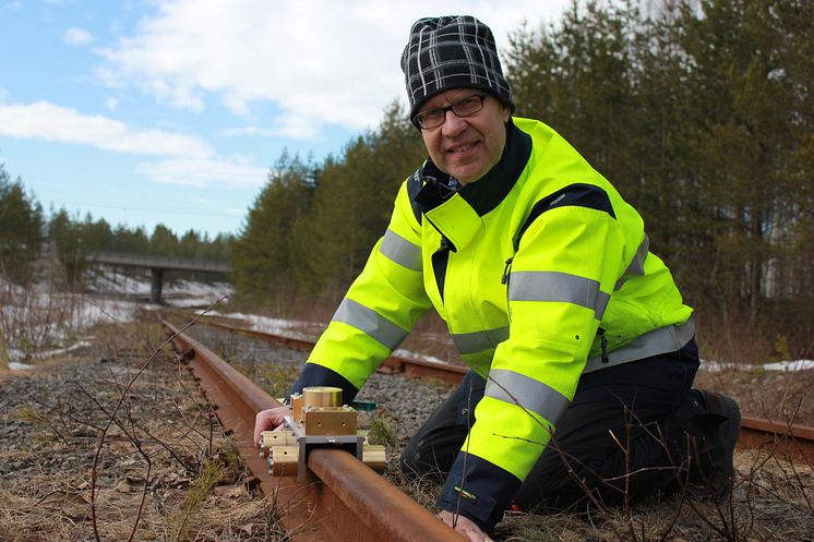 Jan Lundberg, professor vid Luleå tekniska universitet med sin järvägsuppfinning