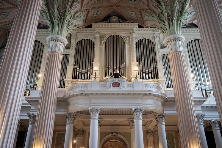 Nikolaikantor Markus Kaufmann auf der Orgel-Empore der Nikolaikirche