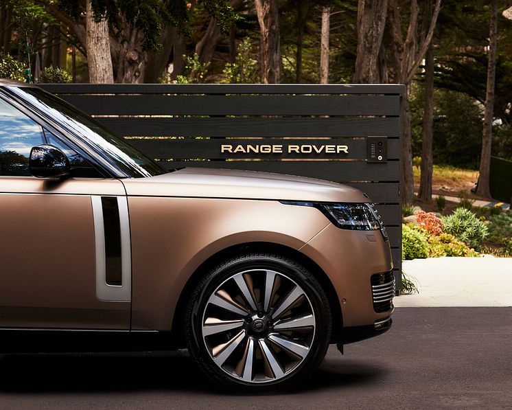 Range_Rover_SV_Q3