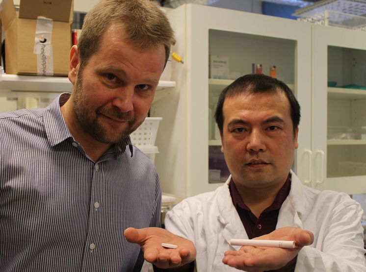 Jonas Hedlund, professor i kemisk teknik och  Dr. Han Zhou, forskare båda vid Luleå tekniska universitet. 