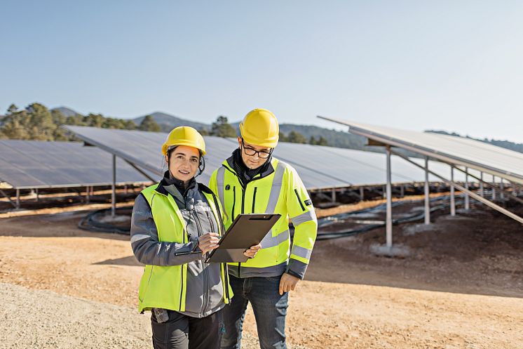 SUNOTEC_press-photo_SUNOTEC-employees-in-front-of-solar-modules