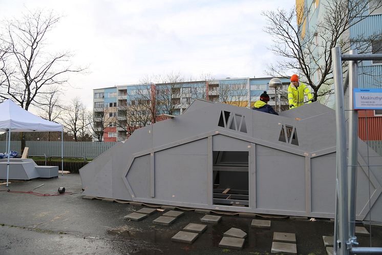 Meteoriten växer fram på lekplatsen