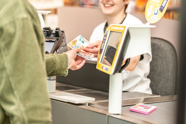 Pressefoto dm Bargeld abheben ab dem ersten Produkt.jpg