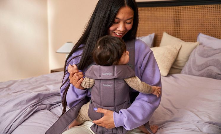 021034-baby-carrier-mini-dark-purple-cotton-lifestyle-babybjorn-10-large (2)