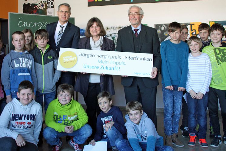 Im Kreise der Schülerinnen und Schüler der Schlossberg Grund- und Mittelschule Nüdlingen, einem der Vorjahressieger, startete der diesjährige Bürgerenergiepreis Unterfranken.