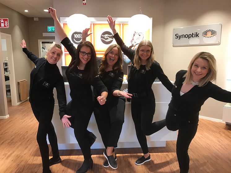 Glada medarbetare från Synoptiks butiksöppning i Visby.