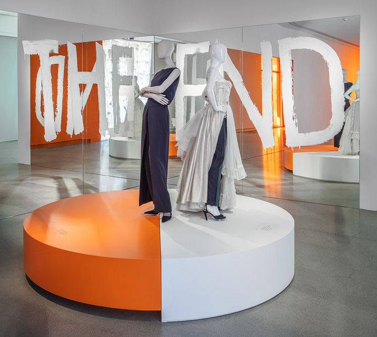 Installationsbild från utställningen Margiela, åren med Hermès