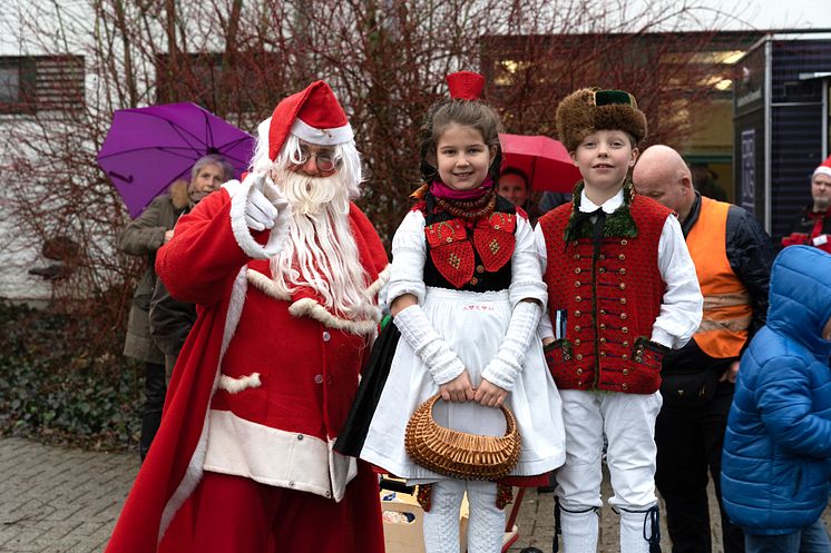 Nikolaus trifft Schwälmer Tracht: Beim Hephata-Weihnachtsmarkt gibt es Kinderprogramm und Lokalkolorit.