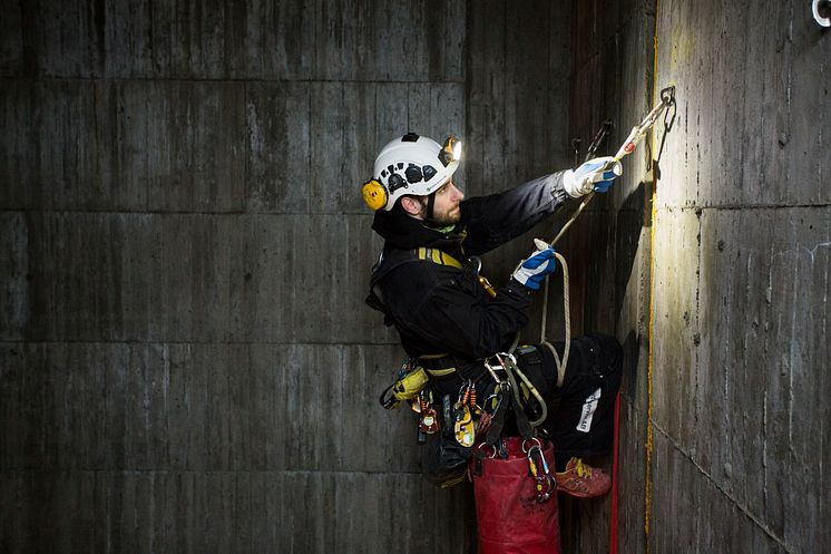 Reparbetaren Gustav Krokstorp på ett vattenkraftverk