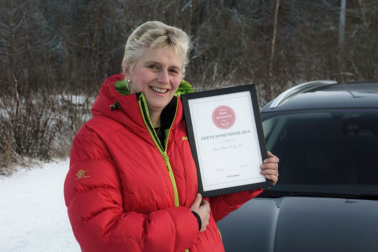 Informasjonsdirektør Anne Sønsteby i Ford Motor Norge mottar prisen; "Årets Presserom" i kategorien for Mellomstore bedrifter fra Mynewsdesk. 