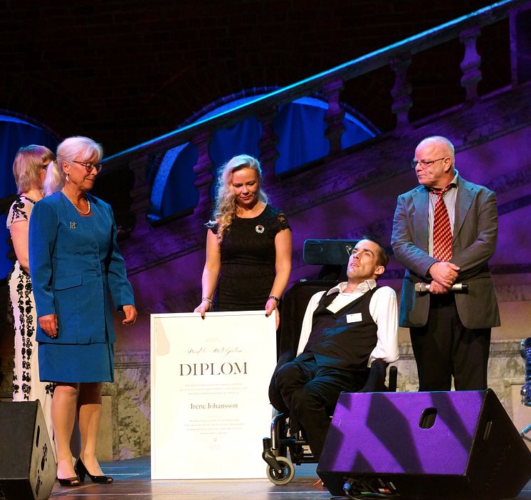 Irene Johansson mottar pris på Störd och stolt galan