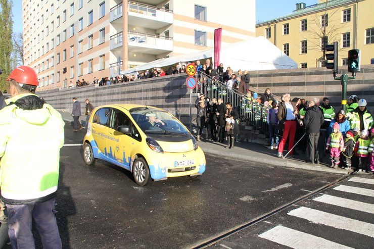 Ulla Hamilton (M) passerar som första bilist den nya trevägskorsningen ut på Barnhusbron. (Foto: Johan Åhström.)