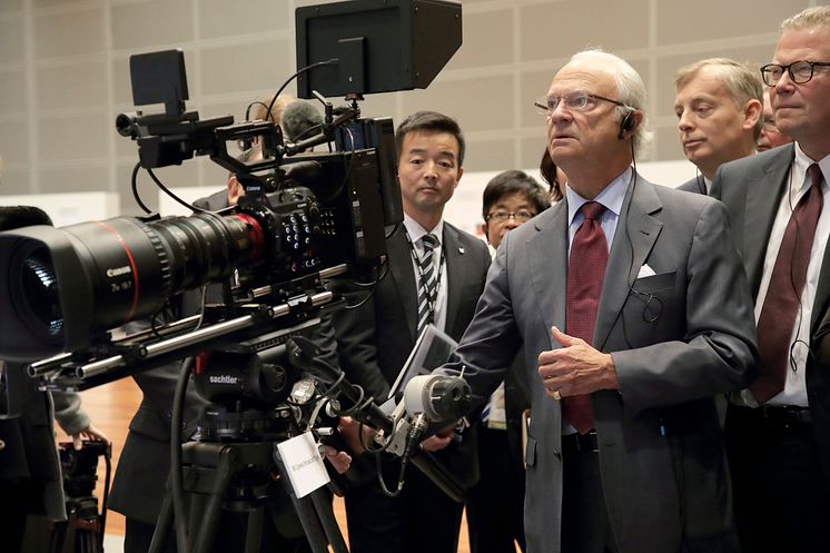HM Konungen besöker Canon i Japan testar Canon 8K kamera