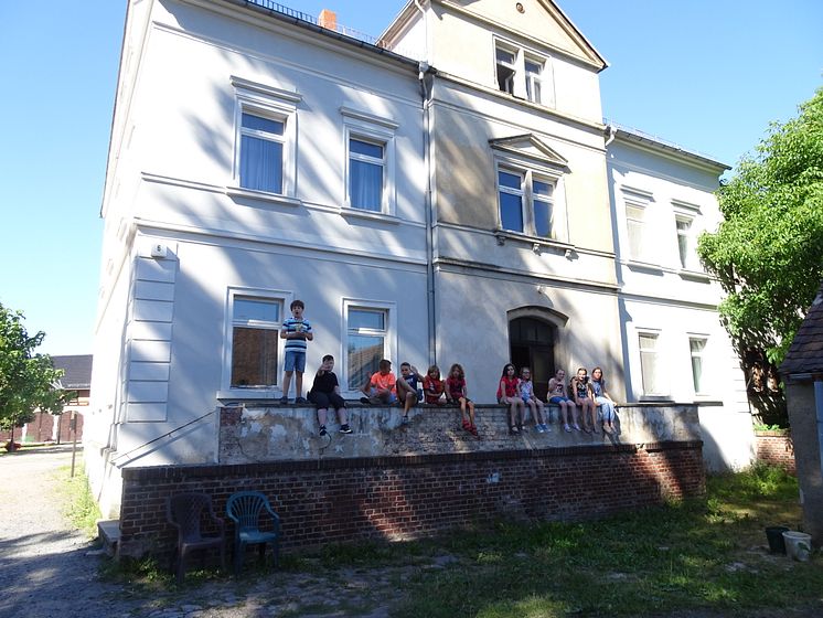 Geschwisterkinder fahren ins Sommerfreizeitcamp nach Oberau