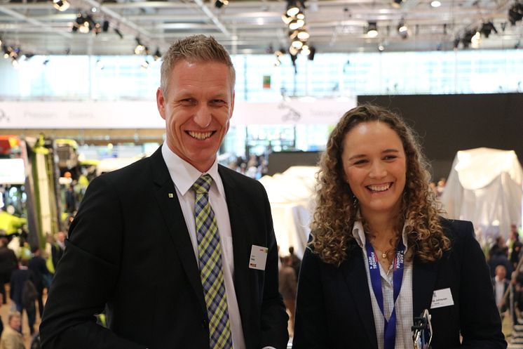 CLAAS Sverigechef Henrik Hesby tillsammans med Jordbruksakutellts Katarina Johnsson. 
