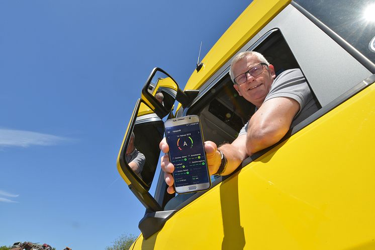 Peter Hensel, Lkw-Fahrer Hüer Transport und Logistik GmbH, mit der Scania Fahrer App 