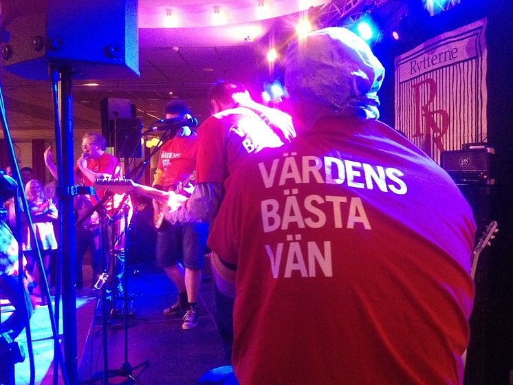 Aptus Värdens-bästa-vän-tshirt på scen!