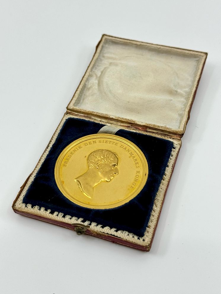 Kongens helbredelse, 1822, Conradsen, B 93, 47 mm - guldmedaille i original æske.jpeg
