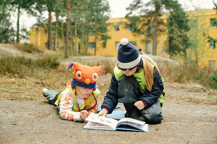 Anna Fiske Førskolebarn blar i Hvordan begynner man på skolen Foto Åsmund Holien Mo Cappelen Damm.jpg