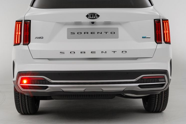 Kia Sorento_full rear bumper lights on