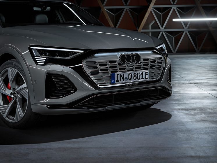 Audi Q8 e-tron (Chronosgrå)