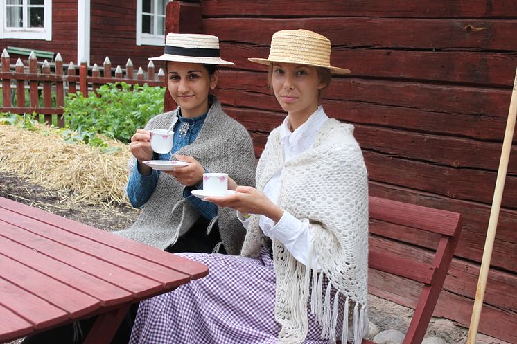 Lärarinnorna tar en kaffetår (på Vallby Friluftsmuseum) 