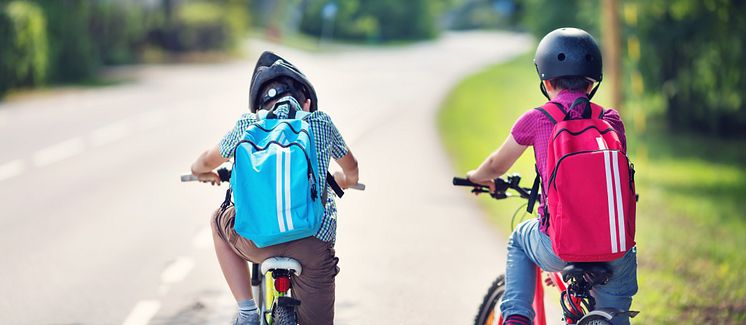 Skoledrenge på cykel