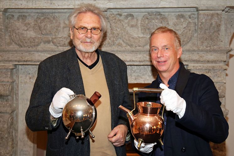Dr. Olaf Thormann (r.), Museumsdirektor, präsentiert den Ankauf mit Werner Bünck