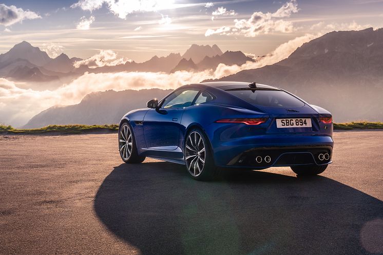 Jag_F-TYPE_R_21MY_Velocity_Blue_Reveal_Switzerland_02.12.19_02