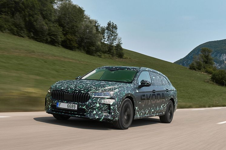 Ny Škoda Superb i camouflage