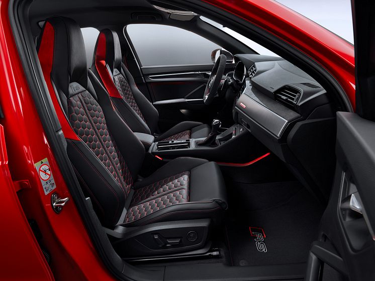 Audi RS Q3 (tangorød)
