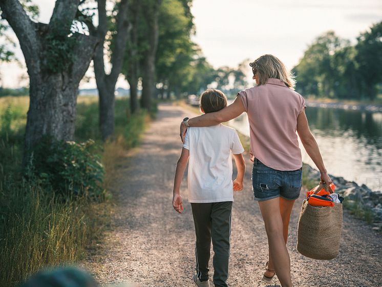 Promenad på dragvägen utmed Göta kanal