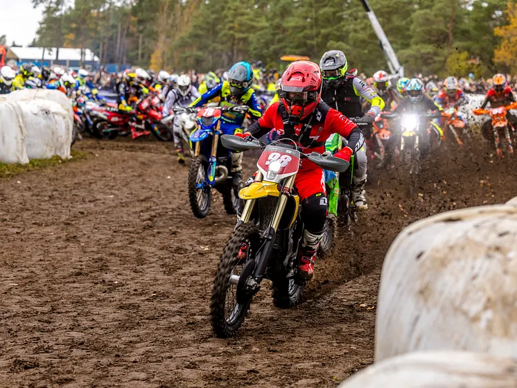 Swecon I Stark Futures EnduroGP-förare David Herbreteau tog holeshot i första kurvan i elitklassen.