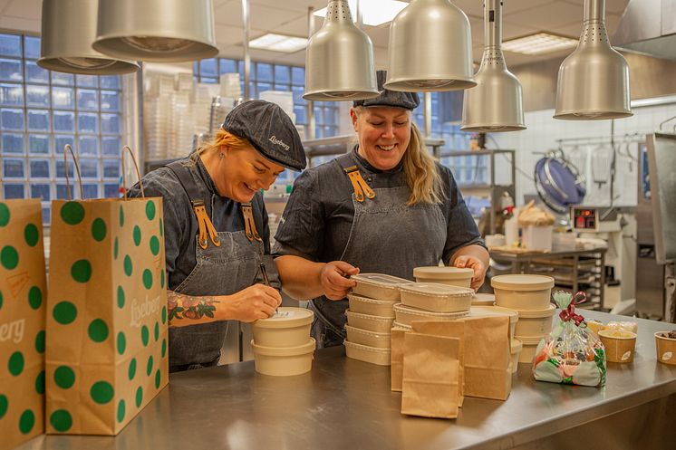 Personalen på Hamnkrogen förbereder julbord som take away