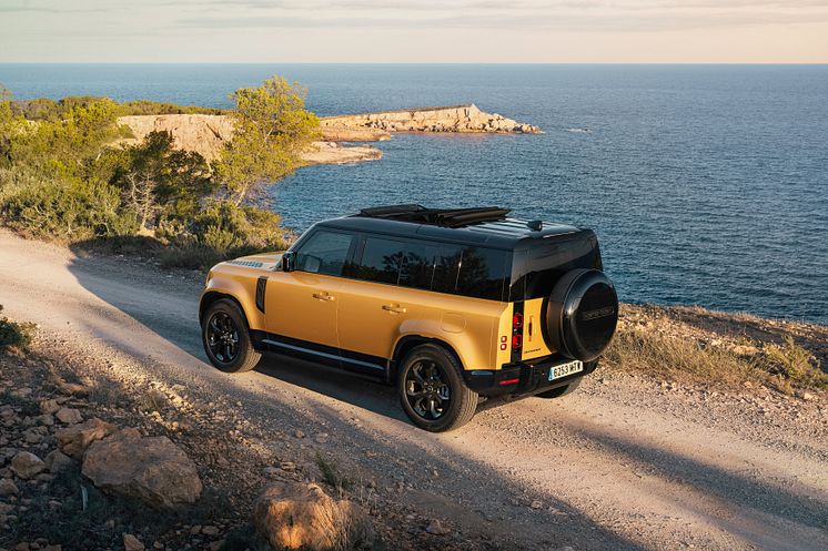 JLR Defender Ibiza 110 High Rear 34.jpg