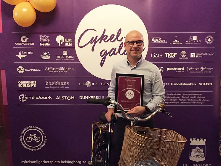 Sally Bauerskolans rektor Kristian Bengtsson tog emot skolans pris Årets cykelvänligaste arbetsplats 2019