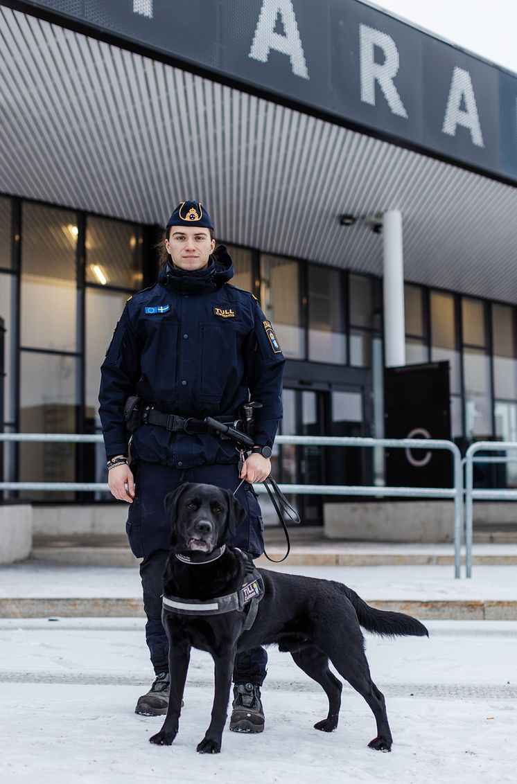 ErikFurmark med Loki stående framför Foto Lisa Björk