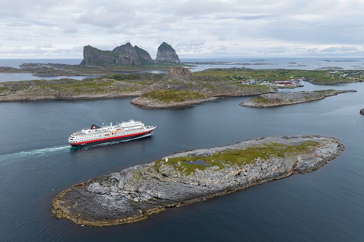 2024.06.12 - Otto Sverdrup, Træna, drone - 02 - Espen Mills - Hurtigruten.jpg