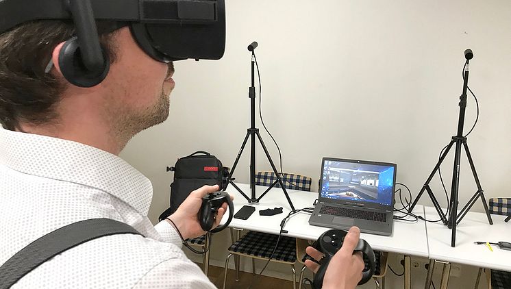 Prova på VR-teknik. Foto: C.Fahlen