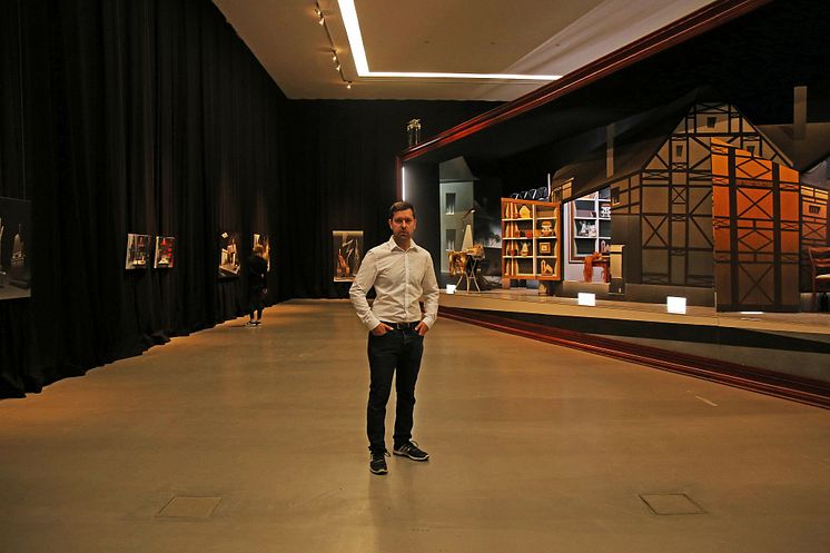 Museum der bildenden Künste - Titus Schade vor der Ausstellung "Plateau"