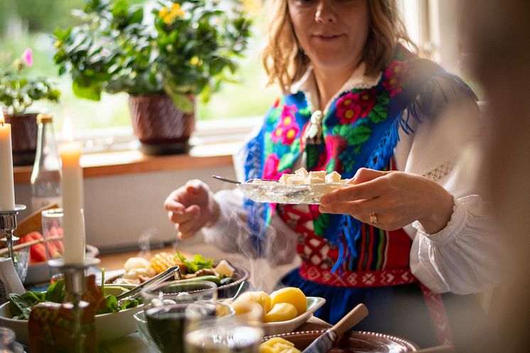 Midsummer_Food_fotoAnnaHolm_VisitDalarna