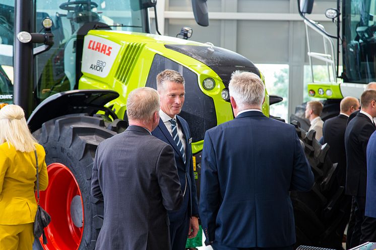 Swedish Agro Machinerys vd Björn Pettersson tillsammans med några gäster på invigningen. 