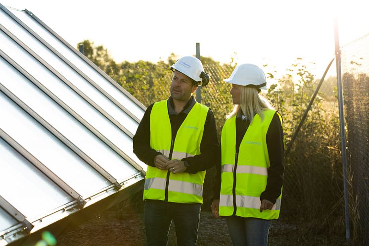 Nicklas Eld, regionchef Solör Bioenergi Väst och Ann-Sofie Ståhl, kundansvarig Solör Bioenergi Väst, vid solfångarna på fjärrvärmeanläggningen i Odensbacken