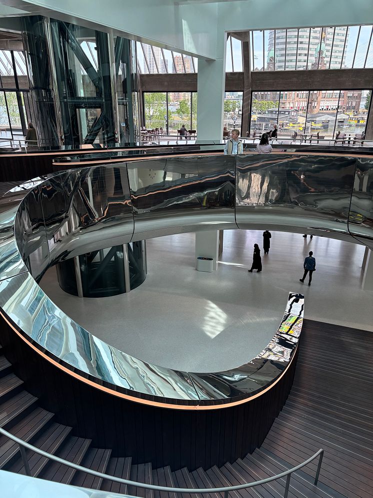 Kebony-Holztreppe im FENIX Museum: Nachhaltige Architektur, doppelte Helix, Design von MAD Architects in Rotterdam.