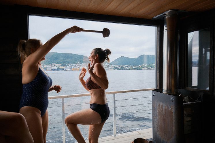 Best friends on city break - Bath and Sauna_Visit Norway - Matias Fosso