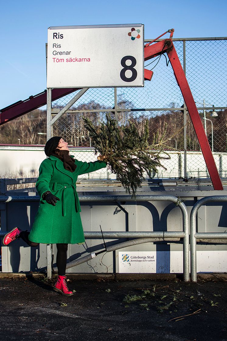 Granen ska lämnas på Återvinningscentralen. Om du bor i lägenhet ska din fastighetsägare ta hand om den. En gran är nämligen grovavfall och får inte lägga med övriga sopor.