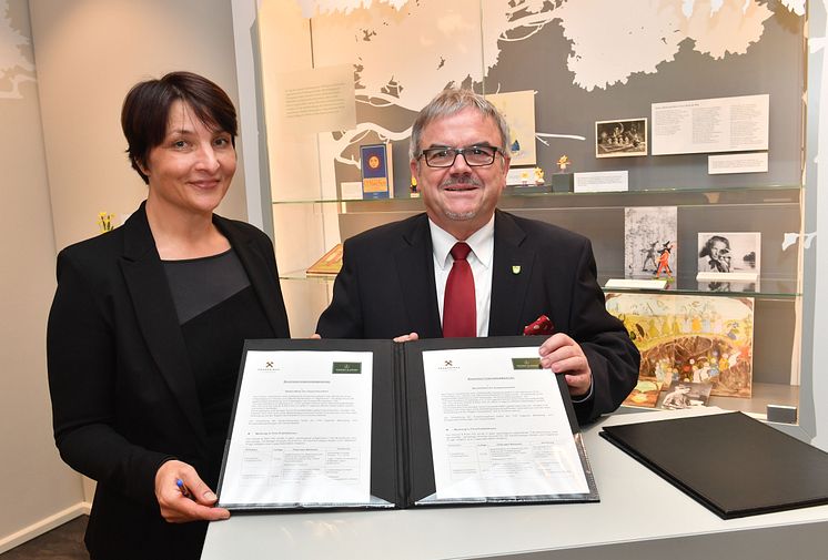 Claudia Baer  (Komplementärin der Wendt & Kühn KG) &Landrat Frank Vogel (Vorsitzender Tourismusverband Erzgebirge e.V) besiegeln Fortführung der Kooperation