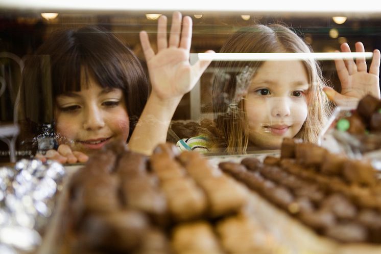 THEME_FOOD_CHOCOLATE_CHILDREN_GIRLS_GettyImages-85646291_Universal_Within usage period_93648