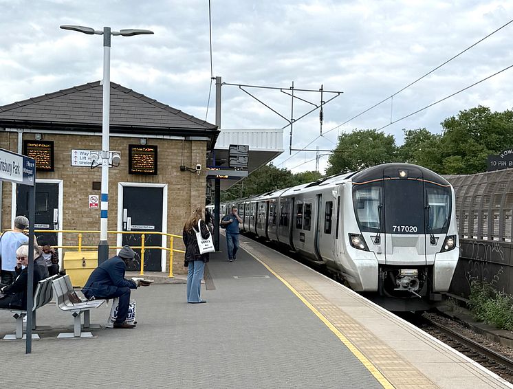 GTR carries passengers in 717 using updated version of ETCS 